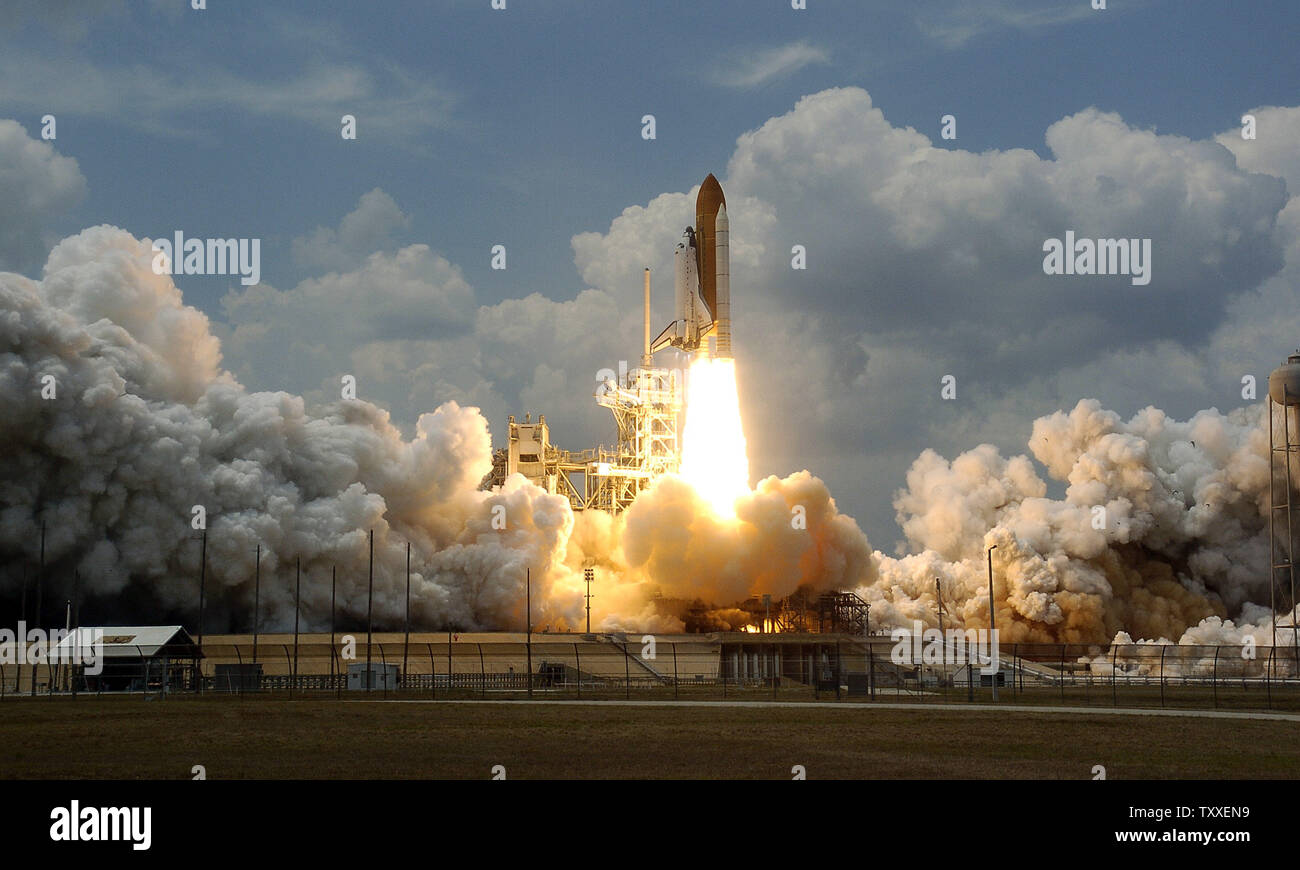 Die NASA Space Shuttle "Atlantis" startet Sekunden nach 2:01 Uhr von Komplexen 39A am Kennedy Space Center, Florida am 11. Mai 2009. Atlantis ist ein 7-person Crew auf der abschließenden shuttle Flug nach NASA's Hubble Space Telescope. Die Crew plant fünf Außenbordeinsätze über die elf Tag Mission zu reparieren und das Teleskop, das Seine Betriebsdauer wird bis mindestens 2014 verbessern. Die 44 Fuß Sternwarte wurde um Platz auf STS 31 im April 1990 gestartet und hat über hundert tausend Umlaufbahnen abgeschlossen. (UPI Foto/Joe Marino - Bill Cantrell) Stockfoto
