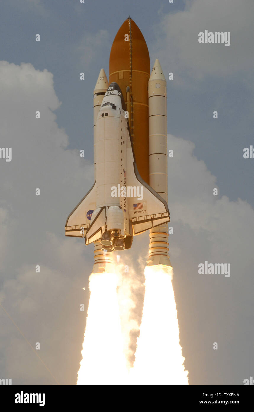 Die NASA Space Shuttle "Atlantis" startet Sekunden nach 2:01 Uhr von Komplexen 39A am Kennedy Space Center, Florida am 11. Mai 2009. Atlantis ist ein 7-person Crew auf der abschließenden shuttle Flug nach NASA's Hubble Space Telescope. Die Crew plant fünf Außenbordeinsätze über die elf Tag Mission zu reparieren und das Teleskop, das Seine Betriebsdauer wird bis mindestens 2014 verbessern. Die 44 Fuß Sternwarte wurde um Platz auf STS 31 im April 1990 gestartet und hat über hundert tausend Umlaufbahnen abgeschlossen. (UPI Foto/Joe Marino - Bill Cantrell) Stockfoto