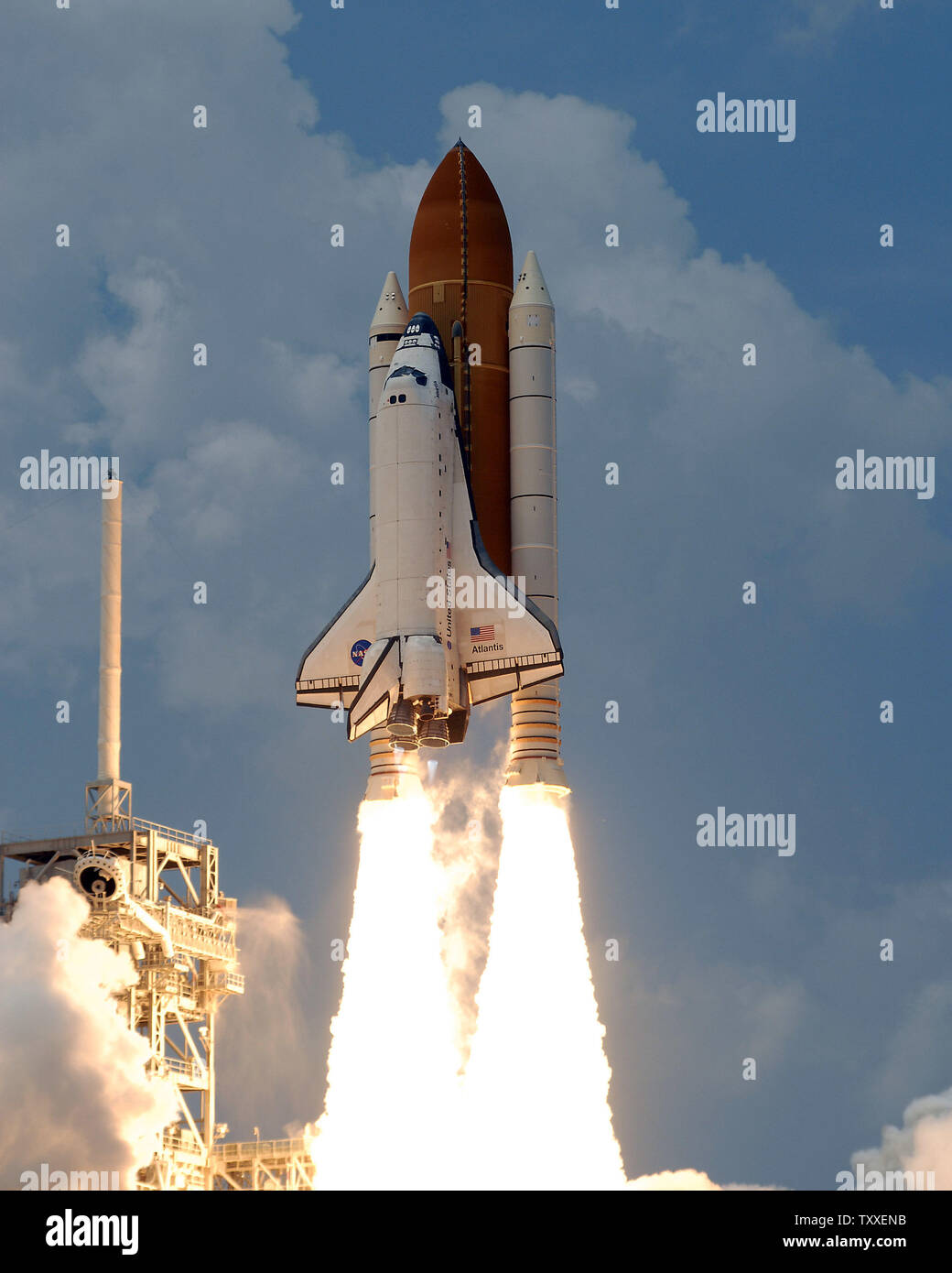 Die NASA Space Shuttle "Atlantis" startet Sekunden nach 2:01 Uhr von Komplexen 39A am Kennedy Space Center, Florida am 11. Mai 2009. Atlantis ist ein 7-person Crew auf der abschließenden shuttle Flug nach NASA's Hubble Space Telescope. Die Crew plant fünf Außenbordeinsätze über die elf Tag Mission zu reparieren und das Teleskop, das Seine Betriebsdauer wird bis mindestens 2014 verbessern. Die 44 Fuß Sternwarte wurde um Platz auf STS 31 im April 1990 gestartet und hat über hundert tausend Umlaufbahnen abgeschlossen. (UPI Foto/Joe Marino - Bill Cantrell) Stockfoto