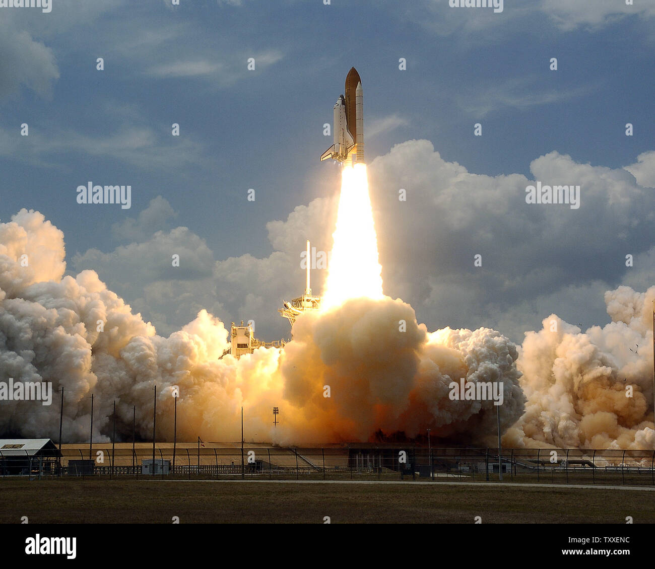 Die NASA Space Shuttle "Atlantis" startet Sekunden nach 2:01 Uhr von Komplexen 39A am Kennedy Space Center, Florida am 11. Mai 2009. Atlantis ist ein 7-person Crew auf der abschließenden shuttle Flug nach NASA's Hubble Space Telescope. Die Crew plant fünf Außenbordeinsätze über die elf Tag Mission zu reparieren und das Teleskop, das Seine Betriebsdauer wird bis mindestens 2014 verbessern. Die 44 Fuß Sternwarte wurde um Platz auf STS 31 im April 1990 gestartet und hat über hundert tausend Umlaufbahnen abgeschlossen. (UPI Foto/Joe Marino - Bill Cantrell) Stockfoto