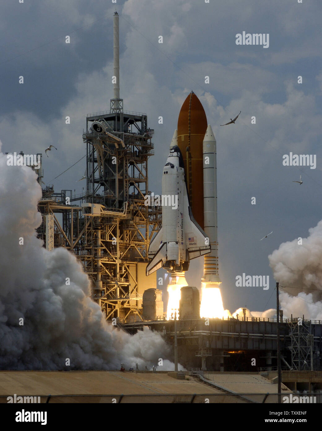 Die NASA Space Shuttle "Atlantis" startet Sekunden nach 2:01 Uhr von Komplexen 39A am Kennedy Space Center, Florida am 11. Mai 2009. Atlantis ist ein 7-person Crew auf der abschließenden shuttle Flug nach NASA's Hubble Space Telescope. Die Crew plant fünf Außenbordeinsätze über die elf Tag Mission zu reparieren und das Teleskop, das Seine Betriebsdauer wird bis mindestens 2014 verbessern. Die 44 Fuß Sternwarte wurde um Platz auf STS 31 im April 1990 gestartet und hat über hundert tausend Umlaufbahnen abgeschlossen. (UPI Foto/Joe Marino - Bill Cantrell) Stockfoto