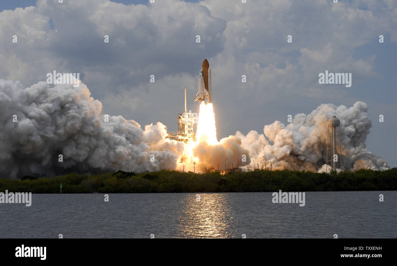 Die NASA Space Shuttle "Atlantis" startet Sekunden nach 2:01 Uhr von Komplexen 39A am Kennedy Space Center, Florida am 11. Mai 2009. Atlantis ist ein 7-person Crew auf der abschließenden shuttle Flug nach NASA's Hubble Space Telescope. Die Crew plant fünf Außenbordeinsätze über die elf Tag Mission zu reparieren und das Teleskop, das Seine Betriebsdauer wird bis mindestens 2014 verbessern. Die 44 Fuß Sternwarte wurde um Platz auf STS 31 im April 1990 gestartet und hat über hundert tausend Umlaufbahnen abgeschlossen. (UPI Foto/Joe Marino - Bill Cantrell) Stockfoto