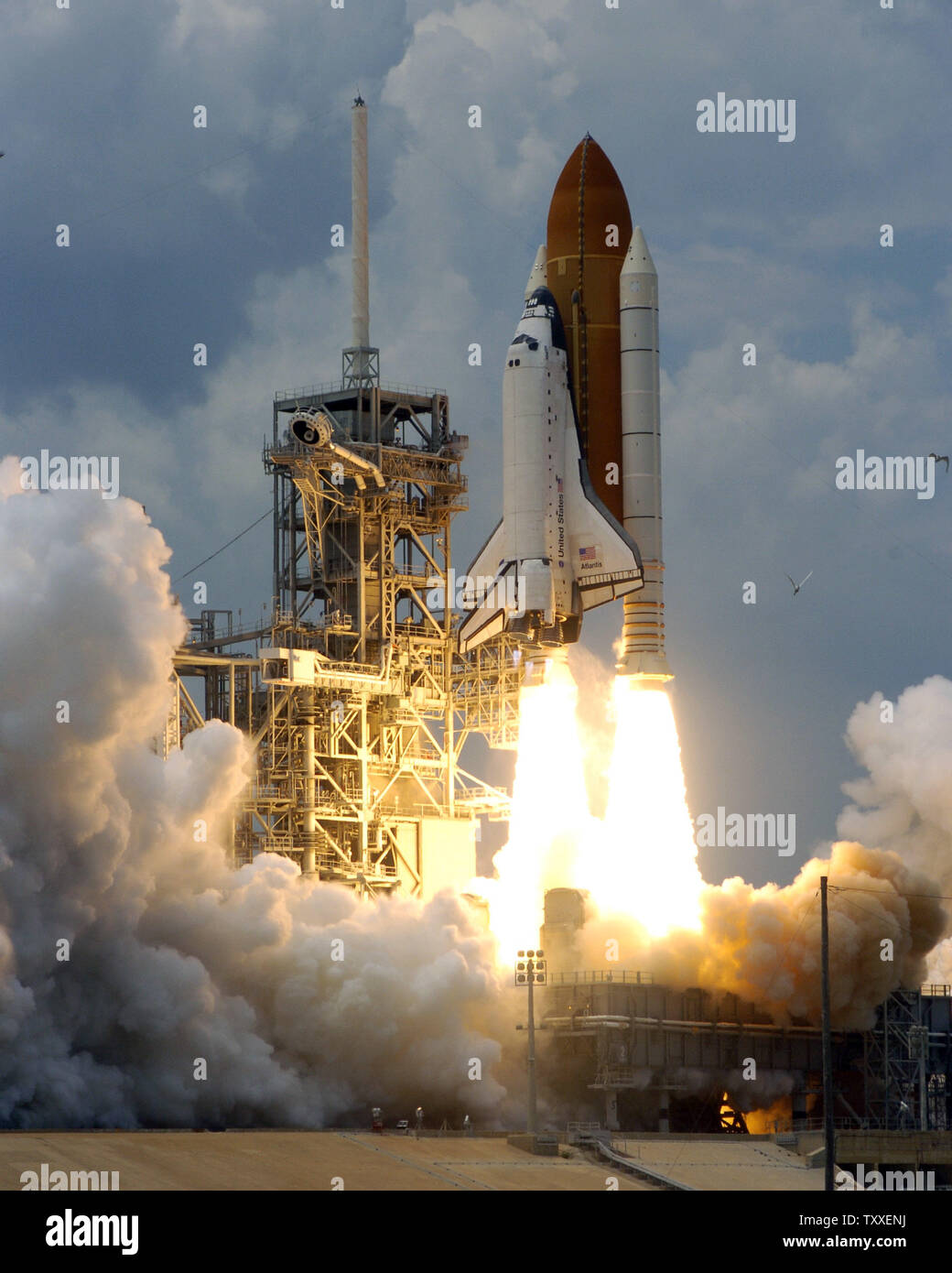 Die NASA Space Shuttle "Atlantis" startet Sekunden nach 2:01 Uhr von Komplexen 39A am Kennedy Space Center, Florida am 11. Mai 2009. Atlantis ist ein 7-person Crew auf der abschließenden shuttle Flug nach NASA's Hubble Space Telescope. Die Crew plant fünf Außenbordeinsätze über die elf Tag Mission zu reparieren und das Teleskop, das Seine Betriebsdauer wird bis mindestens 2014 verbessern. Die 44 Fuß Sternwarte wurde um Platz auf STS 31 im April 1990 gestartet und hat über hundert tausend Umlaufbahnen abgeschlossen. (UPI Foto/Joe Marino - Bill Cantrell) Stockfoto