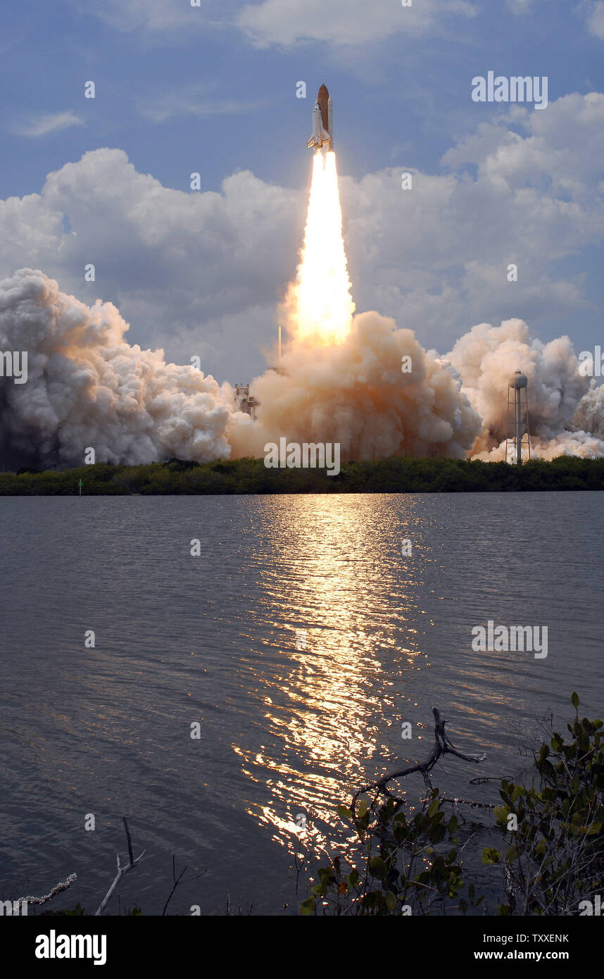 Die NASA Space Shuttle "Atlantis" startet Sekunden nach 2:01 Uhr von Komplexen 39A am Kennedy Space Center, Florida am 11. Mai 2009. Atlantis ist ein 7-person Crew auf der abschließenden shuttle Flug nach NASA's Hubble Space Telescope. Die Crew plant fünf Außenbordeinsätze über die elf Tag Mission zu reparieren und das Teleskop, das Seine Betriebsdauer wird bis mindestens 2014 verbessern. Die 44 Fuß Sternwarte wurde um Platz auf STS 31 im April 1990 gestartet und hat über hundert tausend Umlaufbahnen abgeschlossen. (UPI Foto/Joe Marino - Bill Cantrell) Stockfoto