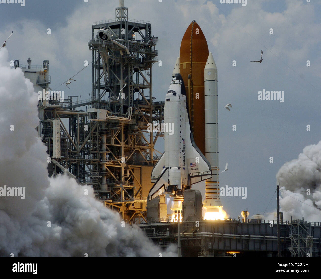 Die NASA Space Shuttle "Atlantis" startet Sekunden nach 2:01 Uhr von Komplexen 39A am Kennedy Space Center, Florida am 11. Mai 2009. Atlantis ist ein 7-person Crew auf der abschließenden shuttle Flug nach NASA's Hubble Space Telescope. Die Crew plant fünf Außenbordeinsätze über die elf Tag Mission zu reparieren und das Teleskop, das Seine Betriebsdauer wird bis mindestens 2014 verbessern. Die 44 Fuß Sternwarte wurde um Platz auf STS 31 im April 1990 gestartet und hat über hundert tausend Umlaufbahnen abgeschlossen. (UPI Foto/Joe Marino - Bill Cantrell) Stockfoto