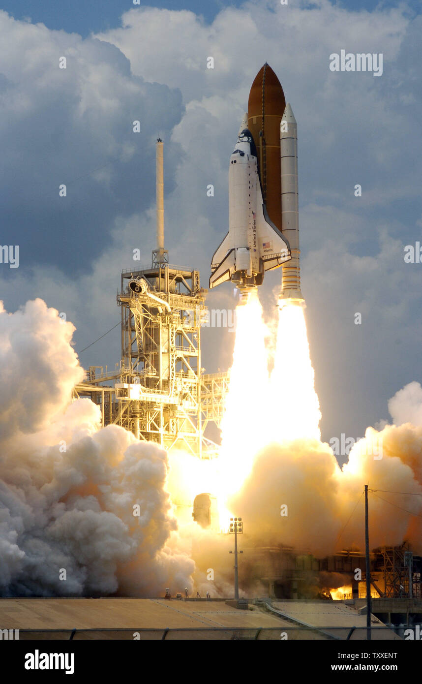 Die NASA Space Shuttle "Atlantis" startet Sekunden nach 2:01 Uhr von Komplexen 39A am Kennedy Space Center, Florida am 11. Mai 2009. Atlantis ist ein 7-person Crew auf der abschließenden shuttle Flug nach NASA's Hubble Space Telescope. Die Crew plant fünf Außenbordeinsätze über die elf Tag Mission zu reparieren und das Teleskop, das Seine Betriebsdauer wird bis mindestens 2014 verbessern. Die 44 Fuß Sternwarte wurde um Platz auf STS 31 im April 1990 gestartet und hat über hundert tausend Umlaufbahnen abgeschlossen. (UPI Foto/Joe Marino - Bill Cantrell) Stockfoto