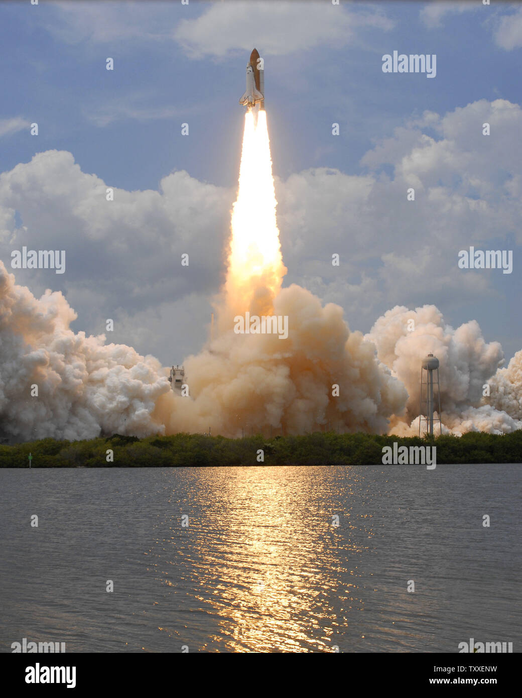 Die NASA Space Shuttle "Atlantis" startet Sekunden nach 2:01 Uhr von Komplexen 39A am Kennedy Space Center, Florida am 11. Mai 2009. Atlantis ist ein 7-person Crew auf der abschließenden shuttle Flug nach NASA's Hubble Space Telescope. Die Crew plant fünf Außenbordeinsätze über die elf Tag Mission zu reparieren und das Teleskop, das Seine Betriebsdauer wird bis mindestens 2014 verbessern. Die 44 Fuß Sternwarte wurde um Platz auf STS 31 im April 1990 gestartet und hat über hundert tausend Umlaufbahnen abgeschlossen. (UPI Foto/Joe Marino - Bill Cantrell) Stockfoto