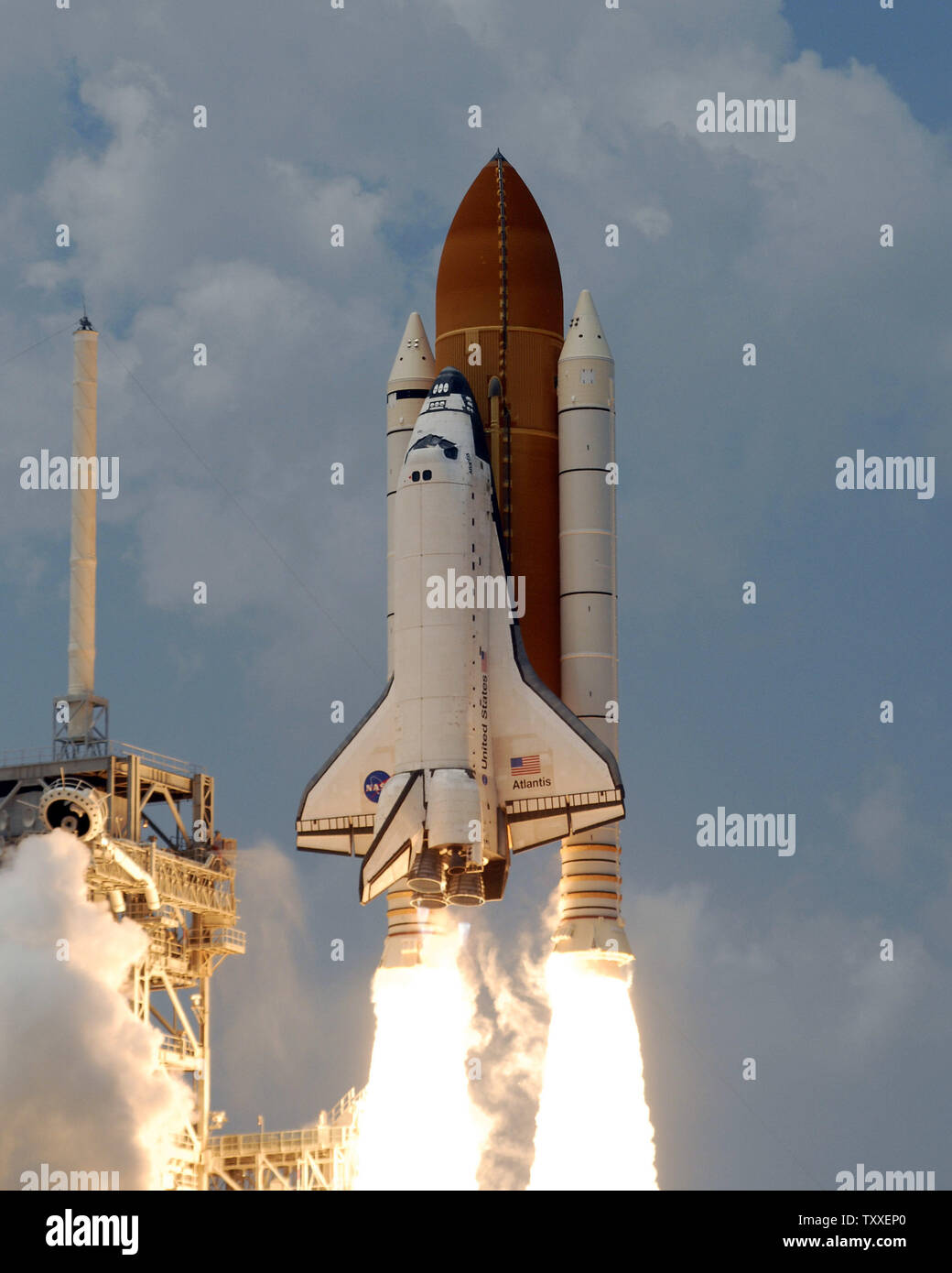 Die NASA Space Shuttle "Atlantis" startet Sekunden nach 2:01 Uhr von Komplexen 39A am Kennedy Space Center, Florida am 11. Mai 2009. Atlantis ist ein 7-person Crew auf der abschließenden shuttle Flug nach NASA's Hubble Space Telescope. Die Crew plant fünf Außenbordeinsätze über die elf Tag Mission zu reparieren und das Teleskop, das Seine Betriebsdauer wird bis mindestens 2014 verbessern. Die 44 Fuß Sternwarte wurde um Platz auf STS 31 im April 1990 gestartet und hat über hundert tausend Umlaufbahnen abgeschlossen. (UPI Foto/Joe Marino - Bill Cantrell) Stockfoto