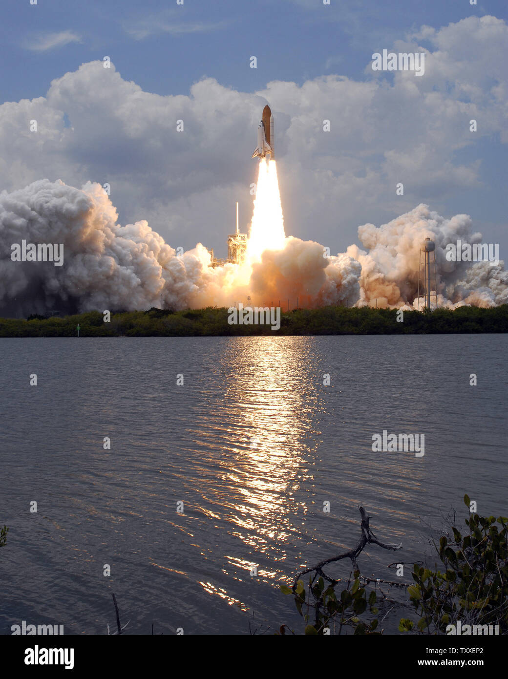 Die NASA Space Shuttle "Atlantis" startet Sekunden nach 2:01 Uhr von Komplexen 39A am Kennedy Space Center, Florida am 11. Mai 2009. Atlantis ist ein 7-person Crew auf der abschließenden shuttle Flug nach NASA's Hubble Space Telescope. Die Crew plant fünf Außenbordeinsätze über die elf Tag Mission zu reparieren und das Teleskop, das Seine Betriebsdauer wird bis mindestens 2014 verbessern. Die 44 Fuß Sternwarte wurde um Platz auf STS 31 im April 1990 gestartet und hat über hundert tausend Umlaufbahnen abgeschlossen. (UPI Foto/Joe Marino - Bill Cantrell) Stockfoto