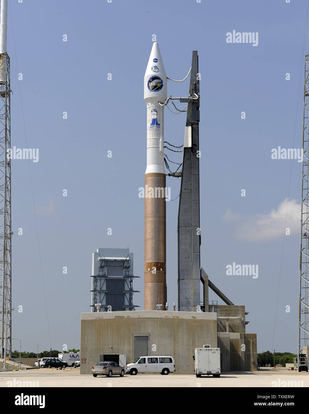 Ein United Launch Alliance Atlas V steht auf Komplexe 41 an der Cape Canaveral Air Force Station in Florida die NASA Lunar Reconnaissance (LRO) und Lunar Crater Observation und Fernerkundung (Lcross) Satelliten am 18. Juni 2009. Das Fahrzeug ist für den Start über drei eine zweite Windows erstreckt sich von 5:12 Uhr bis 5:32 Uhr heute. Dies ist die NASA erste Schritte in Richtung auf die Erforschung des Mondes seit den 1970er Jahren. LRO wird die Mondoberfläche in High Detail Karte für Zukunft bemannte Missionen zum Mond. (UPI Foto/Joe Marino - Bill Cantrell) Stockfoto