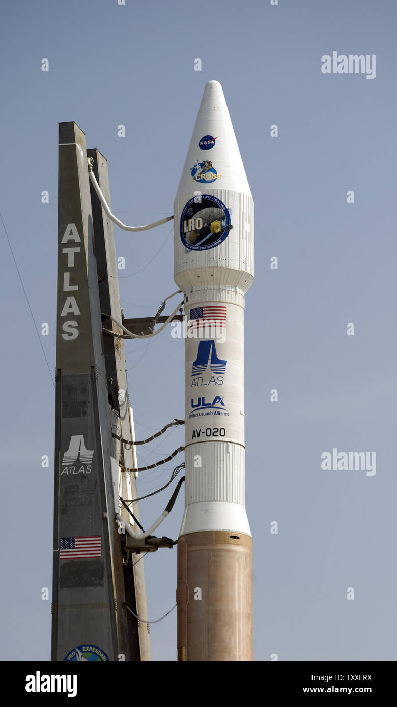 Ein United Launch Alliance Atlas V steht auf Komplexe 41 an der Cape Canaveral Air Force Station in Florida die NASA Lunar Reconnaissance (LRO) und Lunar Crater Observation und Fernerkundung (Lcross) Satelliten am 18. Juni 2009. Das Fahrzeug ist für den Start über drei eine zweite Windows erstreckt sich von 5:12 Uhr bis 5:32 Uhr heute. Dies ist die NASA erste Schritte in Richtung auf die Erforschung des Mondes seit den 1970er Jahren. LRO wird die Mondoberfläche in High Detail Karte für Zukunft bemannte Missionen zum Mond. (UPI Foto/Joe Marino - Bill Cantrell) Stockfoto