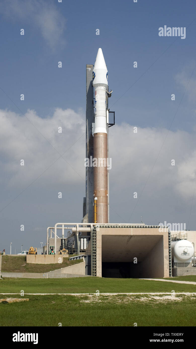 Ein United Launch Alliance Atlas V steht auf Komplexe 41 an der Cape Canaveral Air Force Station in Florida die NASA Lunar Reconnaissance (LRO) und Lunar Crater Observation und Fernerkundung (Lcross) Satelliten am 18. Juni 2009. Das Fahrzeug ist für den Start über drei eine zweite Windows erstreckt sich von 5:12 Uhr bis 5:32 Uhr heute. Dies ist die NASA erste Schritte in Richtung auf die Erforschung des Mondes seit den 1970er Jahren. LRO wird die Mondoberfläche in High Detail Karte für Zukunft bemannte Missionen zum Mond. (UPI Foto/Joe Marino - Bill Cantrell) Stockfoto
