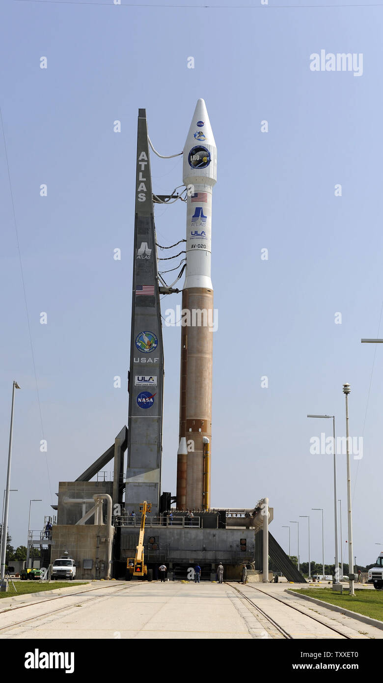 Ein United Launch Alliance Atlas V steht auf Komplexe 41 an der Cape Canaveral Air Force Station in Florida die NASA Lunar Reconnaissance (LRO) und Lunar Crater Observation und Fernerkundung (Lcross) Satelliten am 18. Juni 2009. Das Fahrzeug ist für den Start über drei eine zweite Windows erstreckt sich von 5:12 Uhr bis 5:32 Uhr heute. Dies ist die NASA erste Schritte in Richtung auf die Erforschung des Mondes seit den 1970er Jahren. LRO wird die Mondoberfläche in High Detail Karte für Zukunft bemannte Missionen zum Mond. (UPI Foto/Joe Marino - Bill Cantrell) Stockfoto