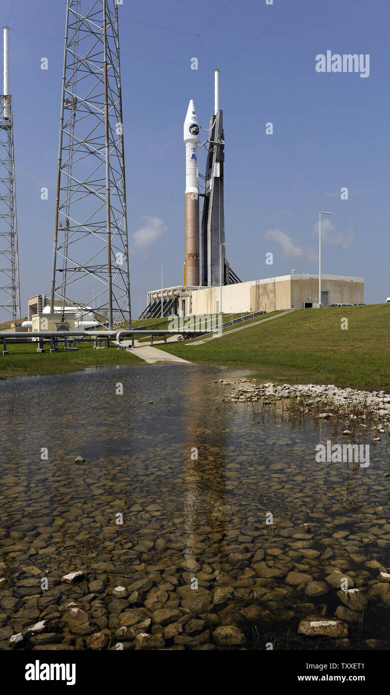 Ein United Launch Alliance Atlas V steht auf Komplexe 41 an der Cape Canaveral Air Force Station in Florida die NASA Lunar Reconnaissance (LRO) und Lunar Crater Observation und Fernerkundung (Lcross) Satelliten am 18. Juni 2009. Das Fahrzeug ist für den Start über drei eine zweite Windows erstreckt sich von 5:12 Uhr bis 5:32 Uhr heute. Dies ist die NASA erste Schritte in Richtung auf die Erforschung des Mondes seit den 1970er Jahren. LRO wird die Mondoberfläche in High Detail Karte für Zukunft bemannte Missionen zum Mond. (UPI Foto/Joe Marino - Bill Cantrell) Stockfoto