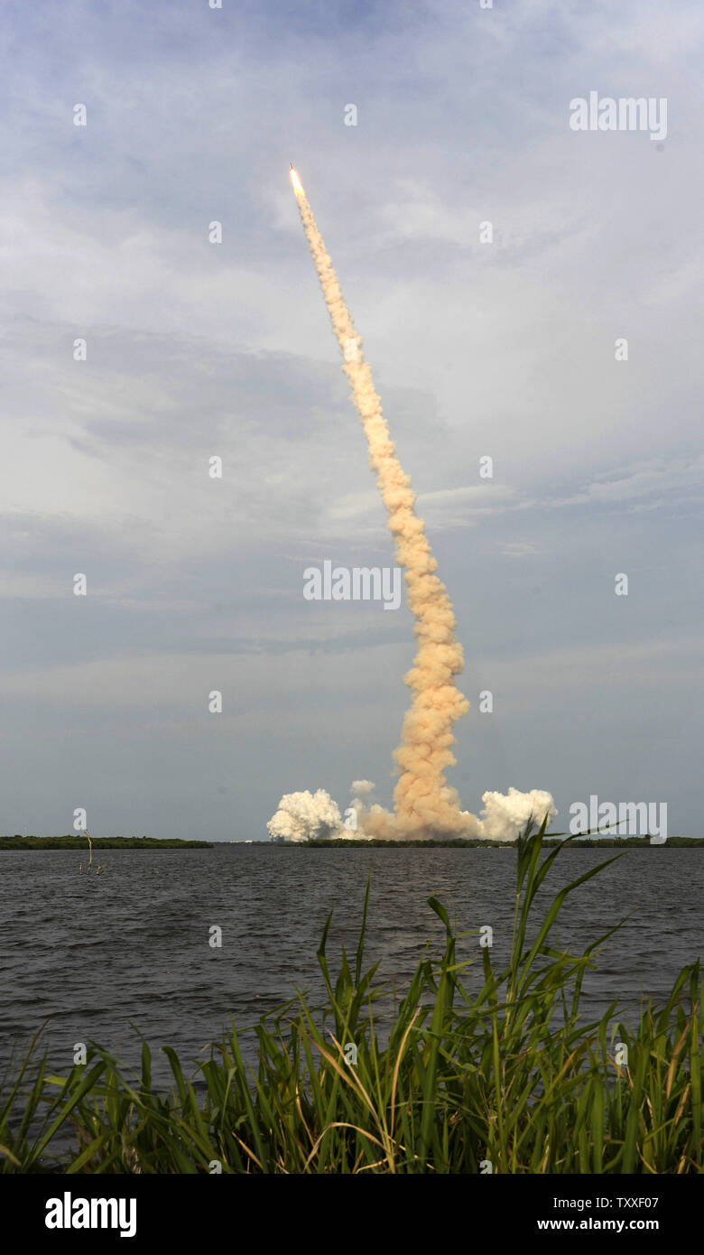 Die NASA Space Shuttle "Endeavour" startet von Komplexen 39A zur Mission STS 127 um 6:03 Uhr auf dem Kennedy Space Center, Florida am 15. Juli 2009. Bemühen und ihre sieben person Crew wird ein 16 tägigen Mission zur Internationalen Raumstation. Während der fünf geplanten Raum geht, wird die Besatzung der letzten Kibo-Modul für die Japanische Raumfahrt Agentur installieren. (UPI Foto/Joe Marino - Bill Cantrell) Stockfoto