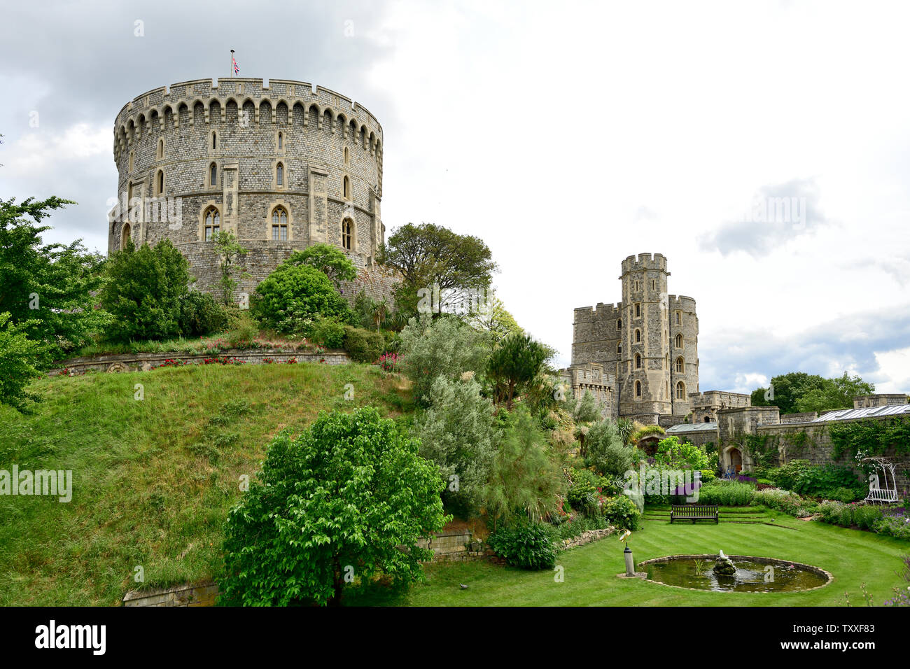 Moat Garten, der runde Turm und der König Edward III Tower, fotografiert im Juni 2019 Stockfoto