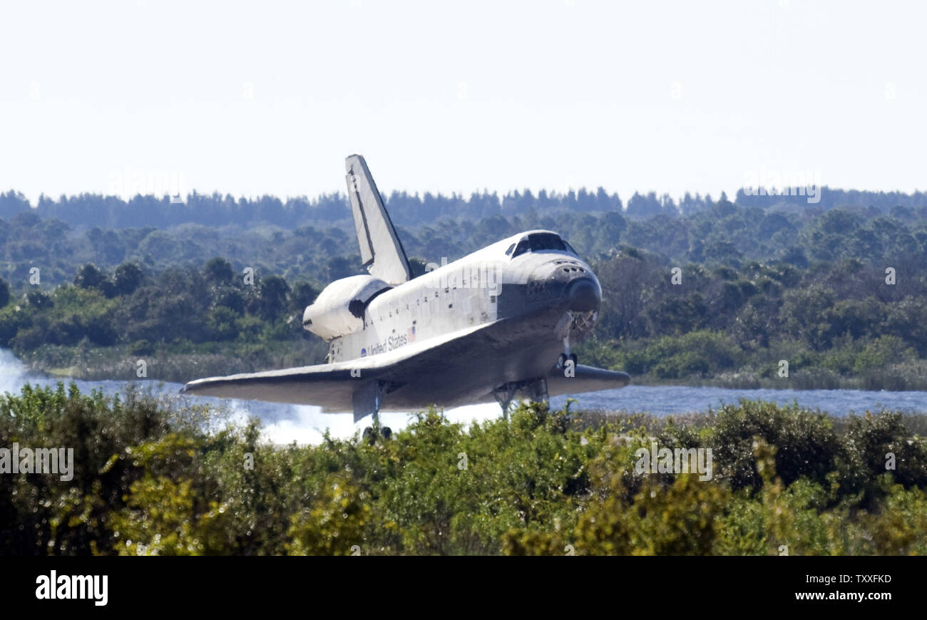 Die NASA Space Shuttle "Atlantis" Aufsetzt bei 9:44 morgens auf der Piste 33 des Landung im Kennedy Space Center, Florida am 27. November 2009. Atlantis erfolgreich zurück von einem 11-tägigen Mission STS 129 mit Ihrer Crew von sechs. Während der Mission, die crew geleitet drei Außenbordeinsätze und über 15 Tonnen Ausrüstung und Versorgung der Station Vorbereitung der Vorposten für den laufenden Betrieb in die NASA-post Shuttle era installiert ist. UPI/Joe Marino-Bill Cantrell Stockfoto