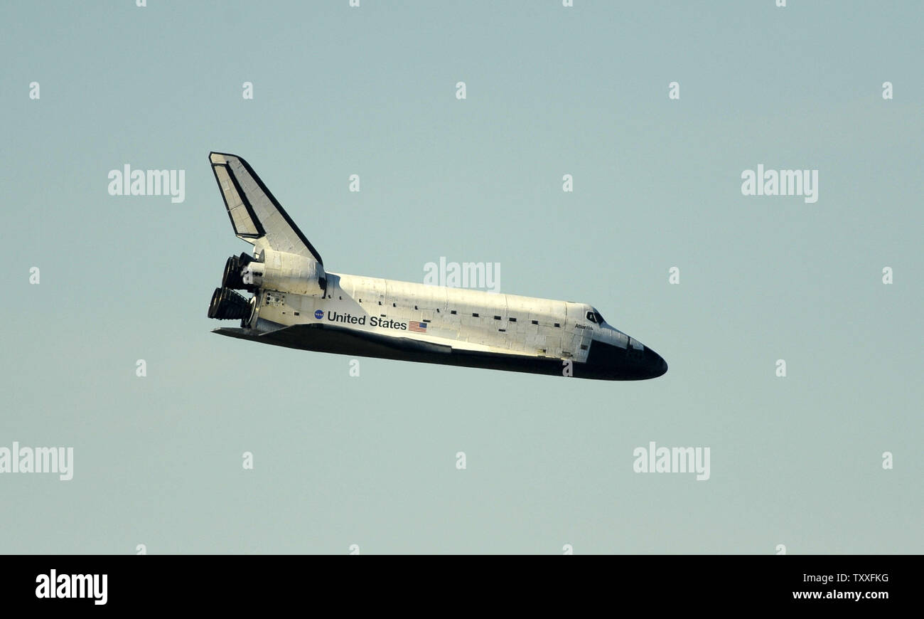 Die NASA Space Shuttle "Atlantis" Ansätze Landebahn 33 des Landing Facility für eine Zeit der Landung bei 9:44 morgens im Kennedy Space Center, Florida am 27. November 2009. Atlantis vervollständigt ein elf Tag Mission STS 129, zur Internationalen Raumstation. Ihr Team von sechs 15 Tonnen Ausrüstung und Versorgung der Vorposten die Betrieb an der Station wird während der NASA post Shuttle ära Genehmigungsverfahren aufgenommen. UPI/Joe Marino-Bill Cantrell Stockfoto