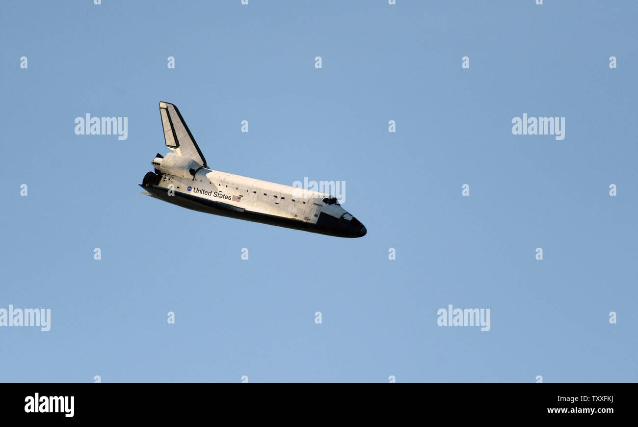 Die NASA Space Shuttle "Atlantis" Ansätze Landebahn 33 des Landing Facility für eine Zeit der Landung bei 9:44 morgens im Kennedy Space Center, Florida am 27. November 2009. Atlantis vervollständigt ein elf Tag Mission STS 129, zur Internationalen Raumstation. Ihr Team von sechs 15 Tonnen Ausrüstung und Versorgung der Vorposten die Betrieb an der Station wird während der NASA post Shuttle ära Genehmigungsverfahren aufgenommen. UPI/Joe Marino-Bill Cantrell Stockfoto