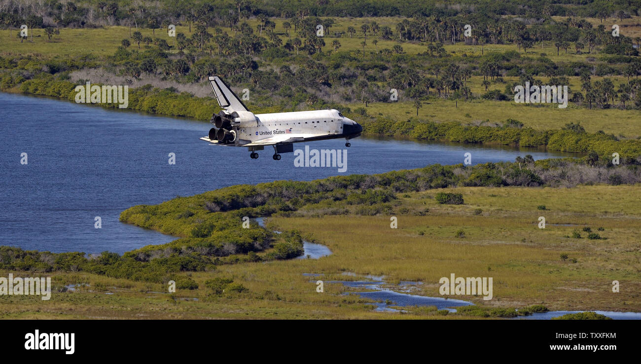 Die NASA Space Shuttle "Atlantis" Ansätze Landebahn 33 des Landing Facility für eine Zeit der Landung bei 9:44 morgens im Kennedy Space Center, Florida am 27. November 2009. Atlantis vervollständigt ein elf Tag Mission STS 129, zur Internationalen Raumstation. Ihr Team von sechs 15 Tonnen Ausrüstung und Versorgung der Vorposten die Betrieb an der Station wird während der NASA post Shuttle ära Genehmigungsverfahren aufgenommen. UPI/Joe Marino-Bill Cantrell Stockfoto