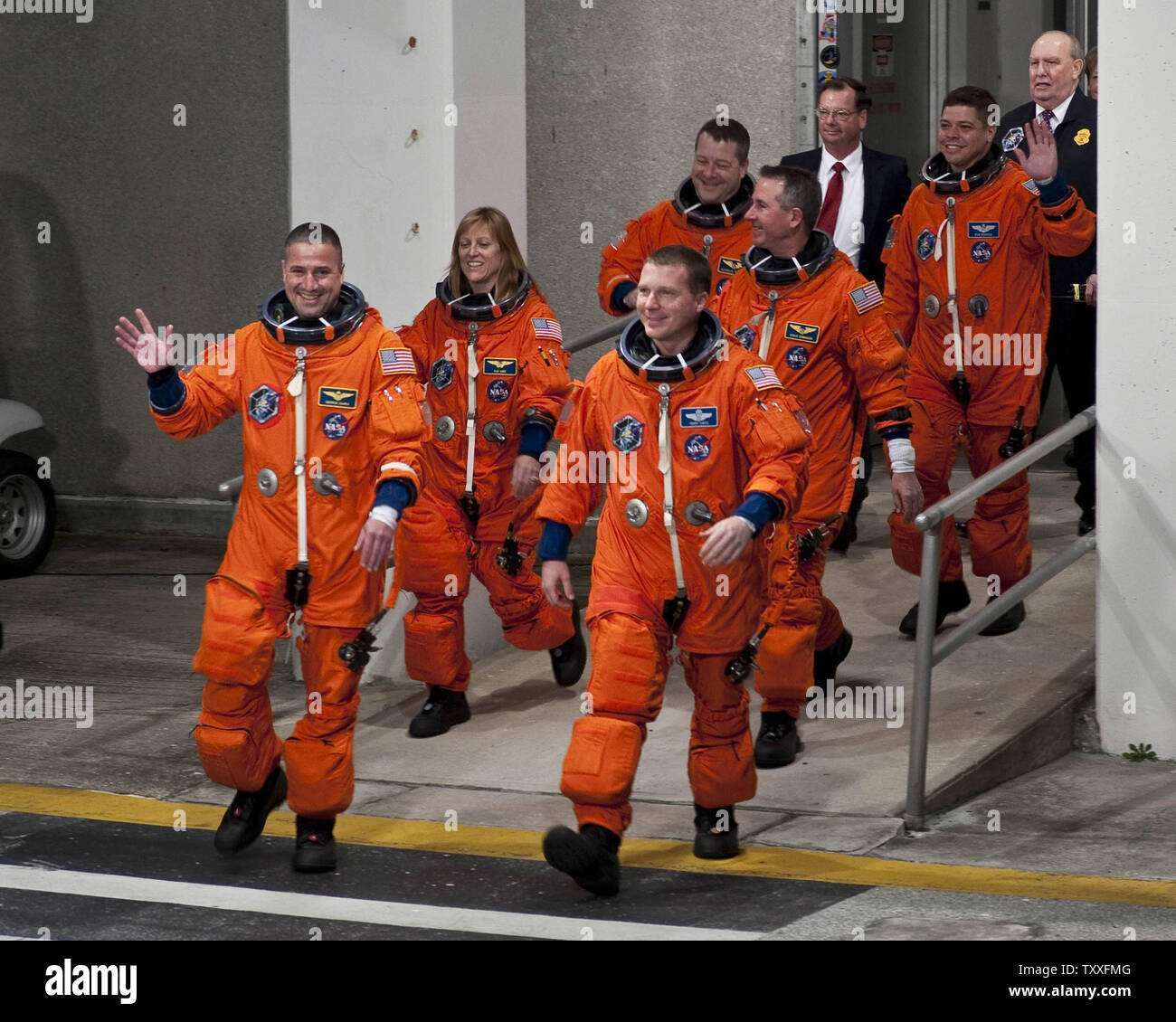 Die sechs Person Crew der NASA Space Shuttle "Endeavour" unter der Leitung von Commander George Zamka (F, M, A) Abfahrt von ihrem Quartier im Kennedy Space Center, Florida am 7. Februar 2010. Endeavour ist für den Start um 4:39 Uhr. Während der 14-tägigen Mission, wird die Besatzung die Ruhe Knoten zur Internationalen Raumstation liefern und drei Außenbordeinsätze durchführen, die auf dem Außenposten zu aktualisieren. UPI/Joe Marino-Bill Cantrell Stockfoto
