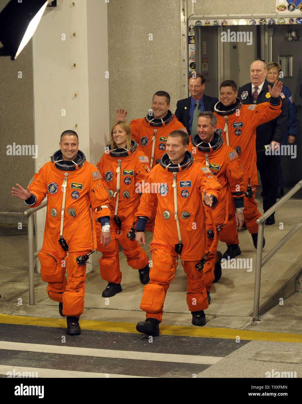 Die sechs Person Crew der NASA Space Shuttle "Endeavour" unter der Leitung von Commander George Zamka (FL) fährt von ihrem Quartier im Kennedy Space Center, Florida am 8. Februar 2010. Endeavour ist für den Start um 4:14 Uhr. Während der 14-tägigen Mission, wird die Besatzung die Ruhe Knoten zur Internationalen Raumstation liefern und drei Außenbordeinsätze durchführen, die auf dem Außenposten zu aktualisieren. UPI/Joe Marino-Bill Cantrell Stockfoto