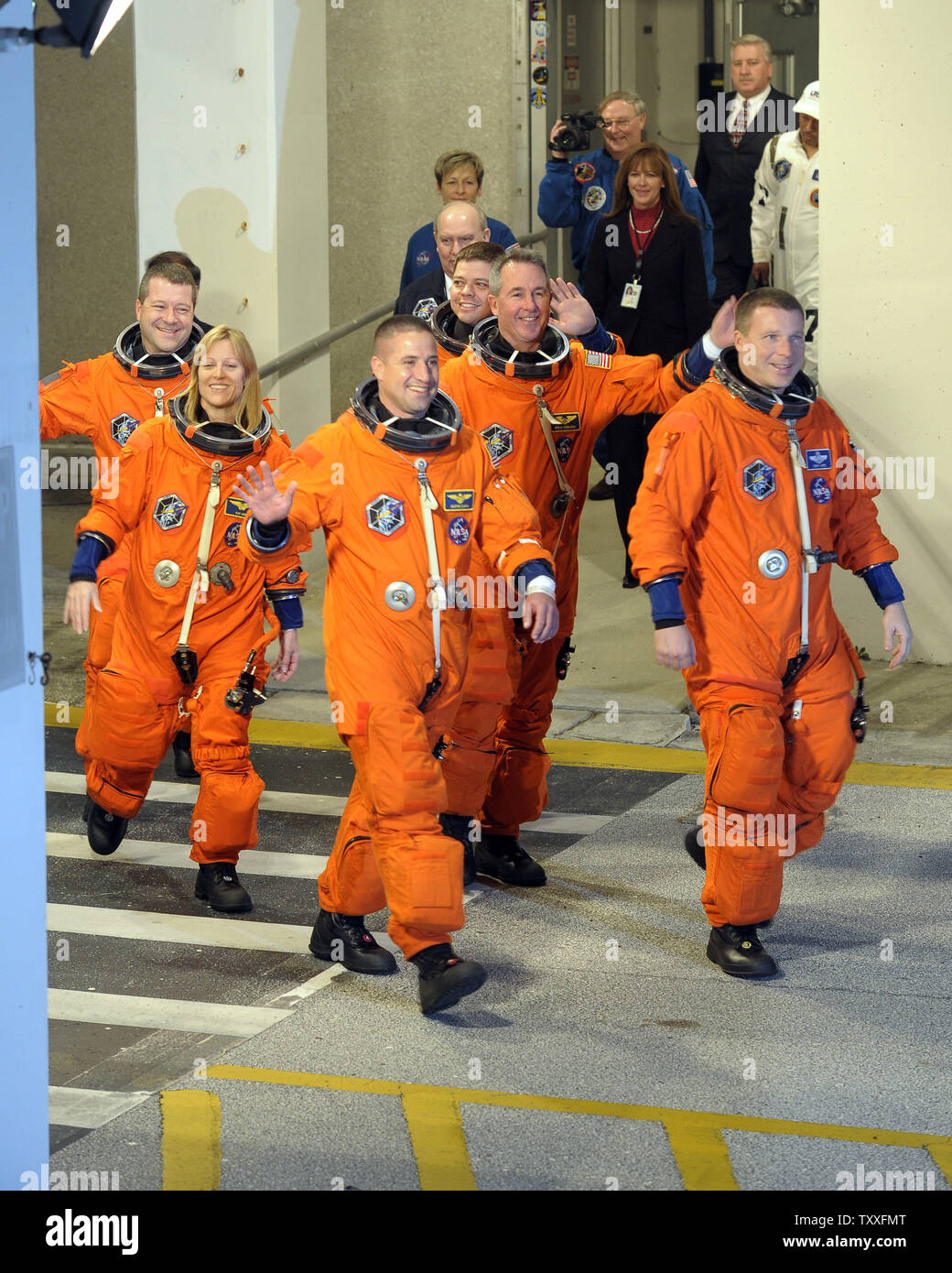 Die sechs Person Crew der NASA Space Shuttle "Endeavour" unter der Leitung von Commander George Zamka (f, r) fährt von ihrem Quartier im Kennedy Space Center, Florida am 8. Februar 2010. Endeavour ist für den Start um 4:14 Uhr. Während der 14-tägigen Mission, wird die Besatzung die Ruhe Knoten zur Internationalen Raumstation liefern und drei Außenbordeinsätze durchführen, die auf dem Außenposten zu aktualisieren. UPI/Joe Marino-Bill Cantrell Stockfoto