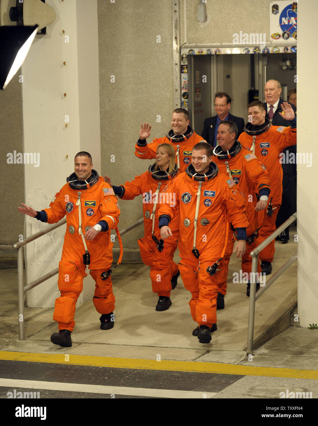 Die sechs Person Crew der NASA Space Shuttle "Endeavour" unter der Leitung von Commander George Zamka (F, M, A) Abfahrt von ihrem Quartier im Kennedy Space Center, Florida am 8. Februar 2010. Endeavour ist für den Start um 4:14 Uhr. Während der 14-tägigen Mission, wird die Besatzung die Ruhe Knoten zur Internationalen Raumstation liefern und drei Außenbordeinsätze durchführen, die auf dem Außenposten zu aktualisieren. UPI/Joe Marino-Bill Cantrell Stockfoto