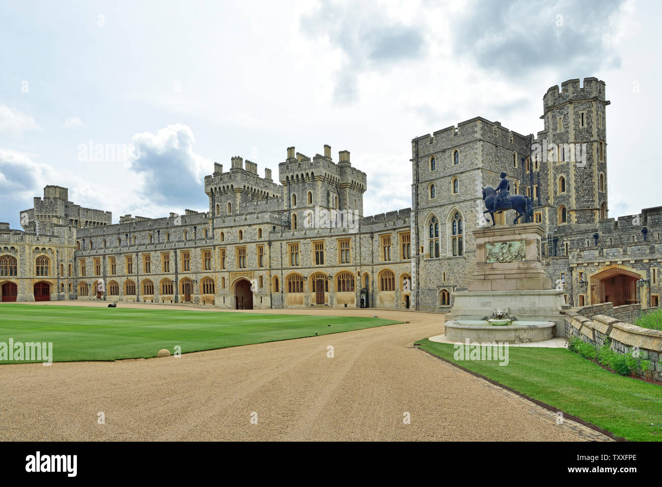 Viereck König Edward III Tower, Lancaster Turm, York Tower, St. George's Gate und Reiterstandbild von König Karl II. auf Schloss Windsor Stockfoto