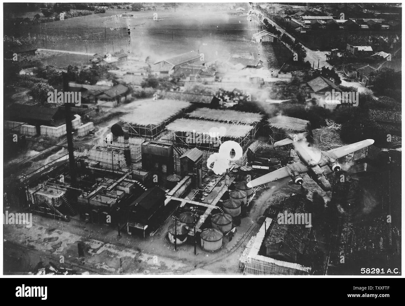 Bombenkrieg. Südost Asien & Pazifik; Umfang und Inhalt: spektakuläre Absturz beim Byoritsu Ölraffinerie, Formosa, wurde durch eine B-25 der 345. des 5. Luftwaffe Bombe Gruppe am 26. Mai 1945 fotografiert. So wie es seine Zeichenkette parafrags B-25 freigegeben Nr. 192 wurde von der flak von einem Getarnten batterie Hit und Trails Rauch. Eine klaffende Loch ist auf der Seite des piolot sichtbar. Allgemeine Hinweise: Das Flugzeug sichtbar ist die North American B-25 J-10-NC Mitchell (s/n) 43-36192 Jaunty Jo. Besatzung: 2/Lt Robert J. Knauf Pilot, 2/Lt Martin H. Mulner Jr. Co-Pilot, 1/Lt Lloyd E. Bodell Navigator, Cpl Harold O. Montvill Stockfoto