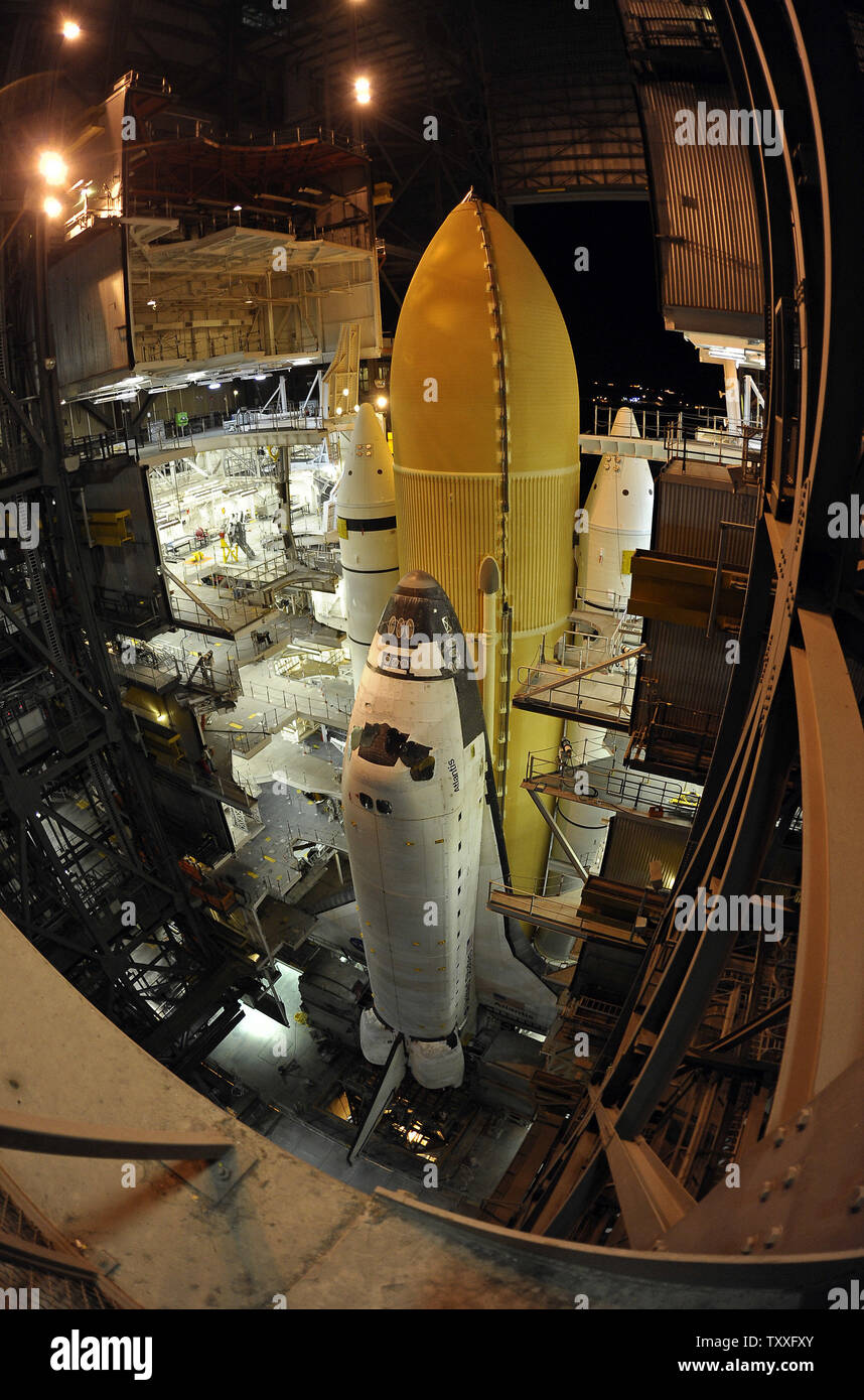 Die NASA Space Shuttle "Atlantis" sitzt auf der mobilen Plattform im Vehicle Assembly Building im Kennedy Space Center verschraubt am 19. April 2010. Ingenieure waren die letzten Vorbereitungen des Atlantis tack' zu Launch Complex 39A für seine letzte Mission STS 132, wenn dynamische Wetterbedingungen eine Verzögerung in der gezwungen bei in der Nähe von 9:00 Uhr an diesem Abend verschieben. Die NASA plant, den Betrieb fortzusetzen, um 6:00 Uhr am 20. April. Atlantis wird eine Besatzung von sechs durchführen und der Russischen Mini-Research Module der Internationalen Raumstation liefern während einer 12-tägigen Mission. UPI Stockfoto