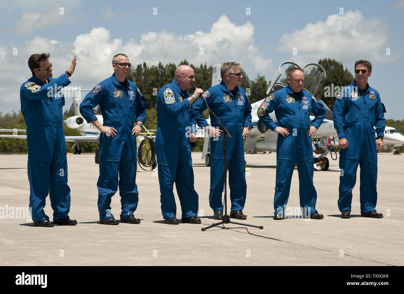 Die Crew der NASA Space Shuttle "Endeavour", Greg Chamitoff, Drew Feustel, Commander Mark Kelly, Pilot Greg Johnson, Mike Fincke und Roberto Vittori im Kennedy Space Center zur Vorbereitung auf die Mission STS 134 Am 26. April 2011 zu fliegen. Bemühen und ihre Crew fliegen auf einer 14-tägigen Mission, die für den Start um 3:47 pm geplant ist am 29. April. Dies ist bestrebt, 20 Fünfte und letzte Mission und das Alpha-Magnet-Spektrometer und einer Palette namens Express Logistik Carrier #3, welche Ersatzteile die Vorposten nach dem Shuttle Programm ausstatten enthalten wird zu liefern Stockfoto