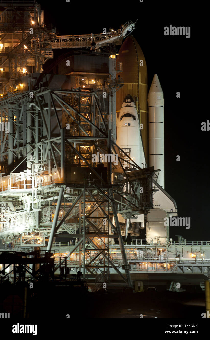 Da die rotierenden Service Struktur rollt zurück, NASA's Space Shuttle "Endeavour" steht auf Komplexe 39 Start im Kennedy Space Center am 28. April 2011. Als der Countdown Tickt ihr gegenüber 20 Fünfte und letzte Mission (STS 134), wird sich bemühen, Launch bei apprximately 3:47 Uhr am 29. April und zur Internationalen Raumstation mit einer Besatzung von sechs fliegen. Die primäre Nutzlast ist die zwei Milliarden Dollar Alpha-Magnet-Spektrometer, die von 60 Institute in 16 Ländern unterstützt wird. Die Nutzdaten werden auf der Außenseite der Station angebracht werden mehrere Projekte zu leiten, dauerhaft während der gesamten Lebensdauer des t Stockfoto