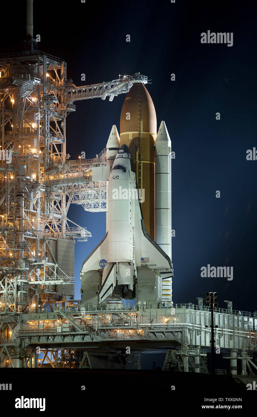 Da die rotierenden Service Struktur rollt zurück, NASA's Space Shuttle "Endeavour" steht auf Komplexe 39 Start im Kennedy Space Center am 28. April 2011. Als der Countdown Tickt ihr gegenüber 20 Fünfte und letzte Mission (STS 134), wird sich bemühen, Launch bei apprximately 3:47 Uhr am 29. April und zur Internationalen Raumstation mit einer Besatzung von sechs fliegen. Die primäre Nutzlast ist die zwei Milliarden Dollar Alpha-Magnet-Spektrometer, die von 60 Institute in 16 Ländern unterstützt wird. Die Nutzdaten werden auf der Außenseite der Station angebracht werden mehrere Projekte zu leiten, dauerhaft während der gesamten Lebensdauer des t Stockfoto