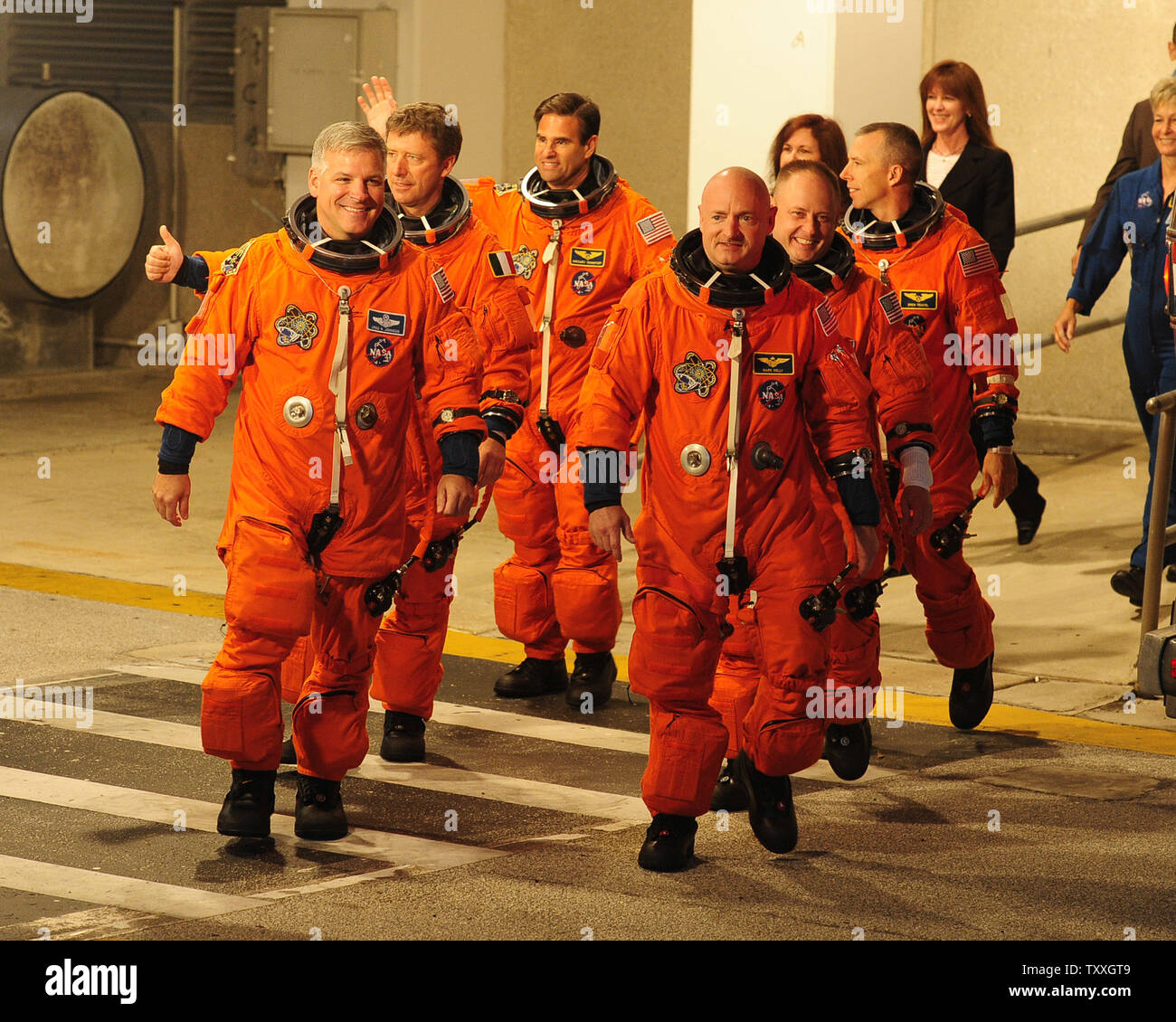 Die Crew der NASA Space Shuttle "Endeavour", Greg Johnson, Roberto Vittori, Greg Chamitoff, Commander Mark Kelly, Mike Fincke und Drew Feustel (von links nach rechts), von deren Besatzung zu Komplexen 39 Start Abfahrt ein im Kennedy Space Center am 16. Mai 2011. Bemühen und ihre Crew fliegen auf einer 14-tägigen Mission STS 134. Dies ist bestrebt, 20 Fünfte und letzte Mission und das Alpha-Magnet-Spektrometer und einer Palette namens Express Logistik Carrier #3, welche Ersatzteile die Vorposten zu rüsten nach dem Shuttle Programm noch in diesem Jahr enden enthalten wird. UPI/Joe Stockfoto