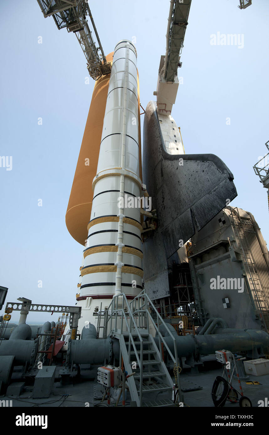 Space Shuttle "Atlantis" sitzt auf Komplexe 39A die NASA bereitet die Nutzdatei in die Orbiter im Kennedy Space Center, Florida am 17. Juni 2011 zu laden. Atlantis ist geplant, um die Internationale Raumstation mit einer Crew von vier und das Raffaello Modul auf der abschließenden Space Shuttle Mission STS 135, bei ca. 11 zu starten: 40 bin am 8. Juli. Atlantis' historische Mission ist das Letzte der 135 shuttle Flüge Spanning 30 Jahre. Atlantis und ihre Crew Equipment liefern und versorgt die Vorposten zu unterstützen. Einmal Atlantis gibt, wird sie in den Ruhestand, sondern bleiben zu Hause und auf dem Display an der K Stockfoto