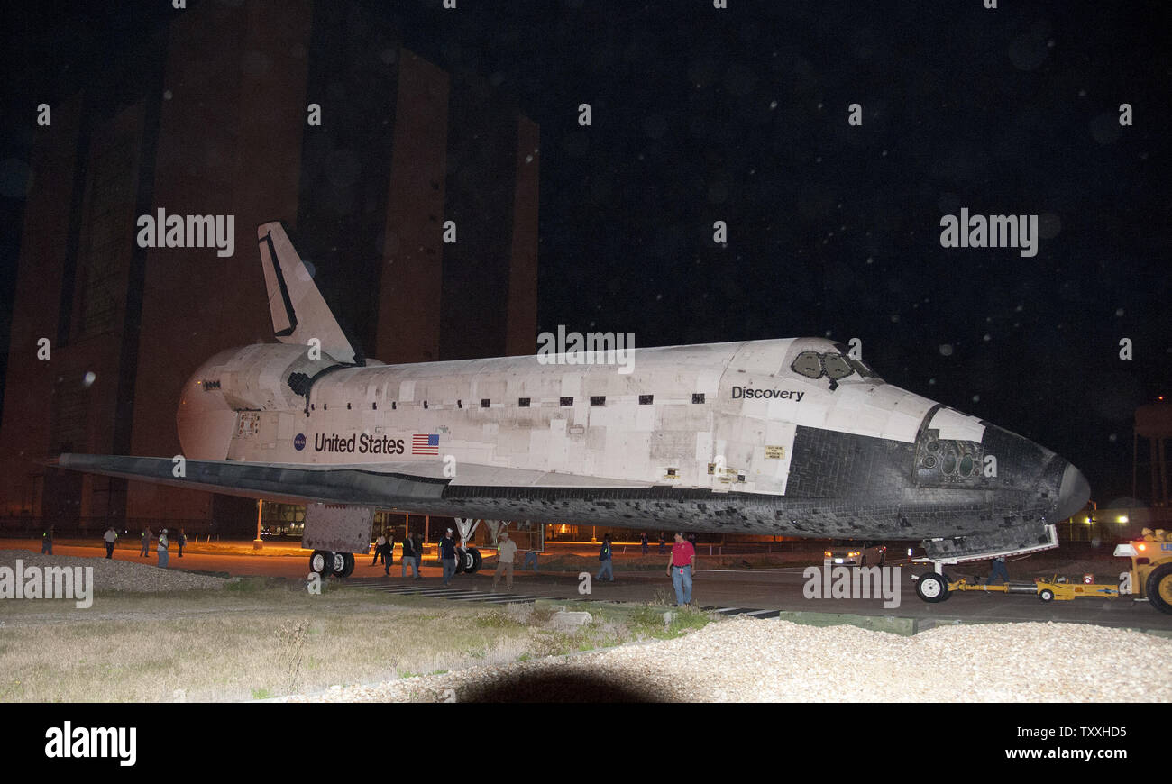 Mit abgeschlossene Modifikationen, NASA's space shuttle 'Discovery' rollt aus Schacht 4 der Vehicle Assembly Building für die letzte Zeit im Kennedy Space Center, Florida am 14. April 2012. Discovery verschoben auf der Shuttle Landing Facility, wo Sie zur Boeing 747 Shuttle Carrier Aircraft verpaart werden. Entdeckung von seinen Florida base startet am Dienstag, 17. April und des Smithsonian Museum Steven F. Udvar-Hazy Center am Flughafen Dulles in Chantilly, Virginia in der Nähe von Washington DC fliegen., wo es auf permanente Anzeige für Public Viewing platziert werden. . UPI/Joe Marino-Bill Cantrell Stockfoto