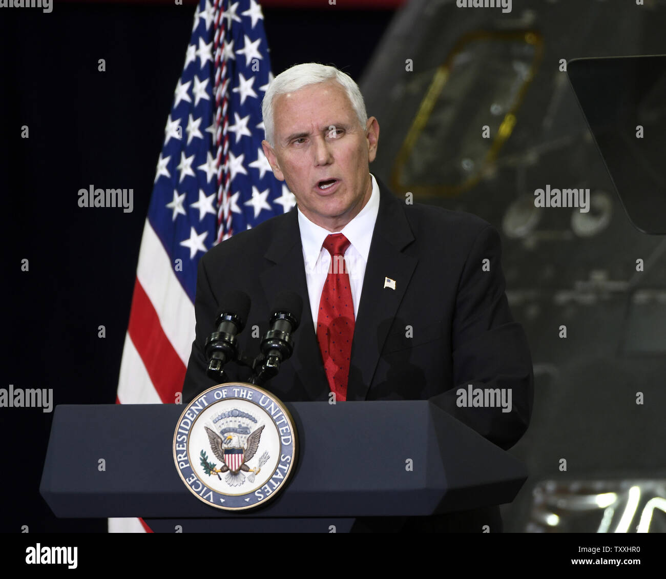 Vice President Mike Pence Adressen der NASA-Mitarbeiter im Kennedy Space Center in Florida am 6. Juli 2017. Der stellvertretende Präsident sprach von NASA's Rolle in der bemannten Raumfahrt sowie das Space Center zu einem 'Multi-Benutzer 'Raumhafen sowohl für die Regierung als auch für gewerbliche Nutzer. . Foto von Joe Marino - Bill Cantrell/UPI Stockfoto
