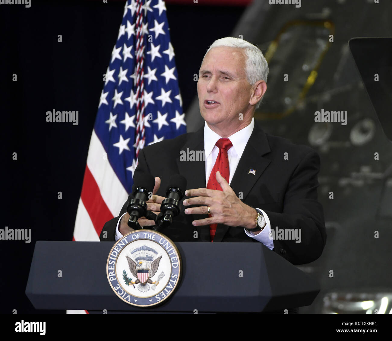 Vice President Mike Pence Adressen der NASA-Mitarbeiter im Kennedy Space Center in Florida am 6. Juli 2017. Der stellvertretende Präsident sprach von NASA's Rolle in der bemannten Raumfahrt sowie das Space Center zu einem 'Multi-Benutzer 'Raumhafen sowohl für die Regierung als auch für gewerbliche Nutzer. . Foto von Joe Marino - Bill Cantrell/UPI Stockfoto