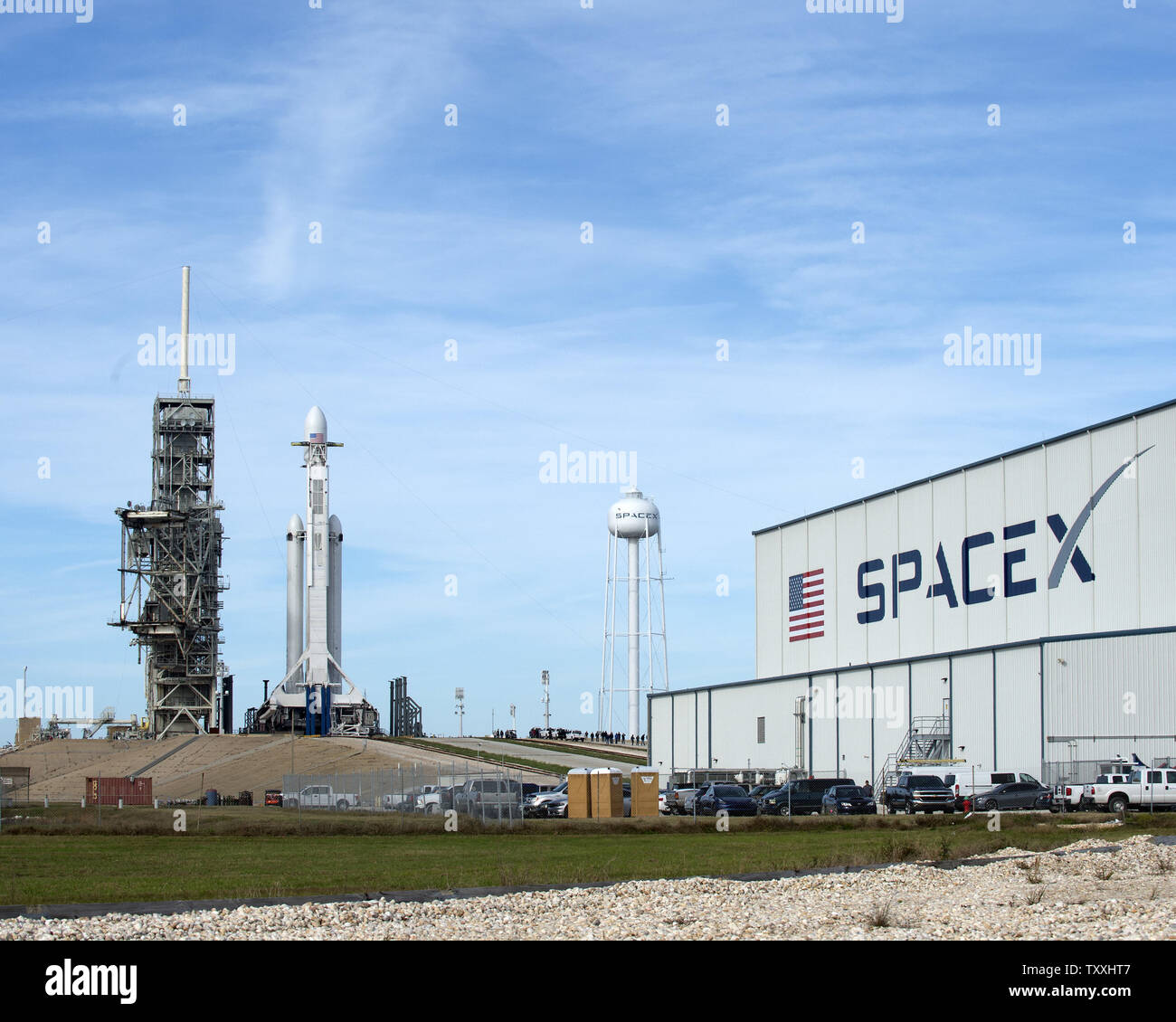 Die erste SpaceX Falcon Schwere steht auf historischen Launch Complex 39A am Kennedy Space Center, Florida am 5. Februar 2018. Bis zu 5,4 Millionen Pfund Schub erzeugen, die "Schwere" wird der weltweit leistungsstärkste starten werden Fahrzeug und sind in der Lage, Satelliten in den Weltraum zu starten. Der erste Start ist schiefergedeckt Elon Musk von Tesla Roadster Fahrzeug auf eine Mission, die das Fahrzeug so weit wie die Umlaufbahn des Mars in einer Demonstration der Fähigkeiten des rocket Boost aufzuladen. Foto von Joe Marino/Bill Cantrell-UPI Stockfoto