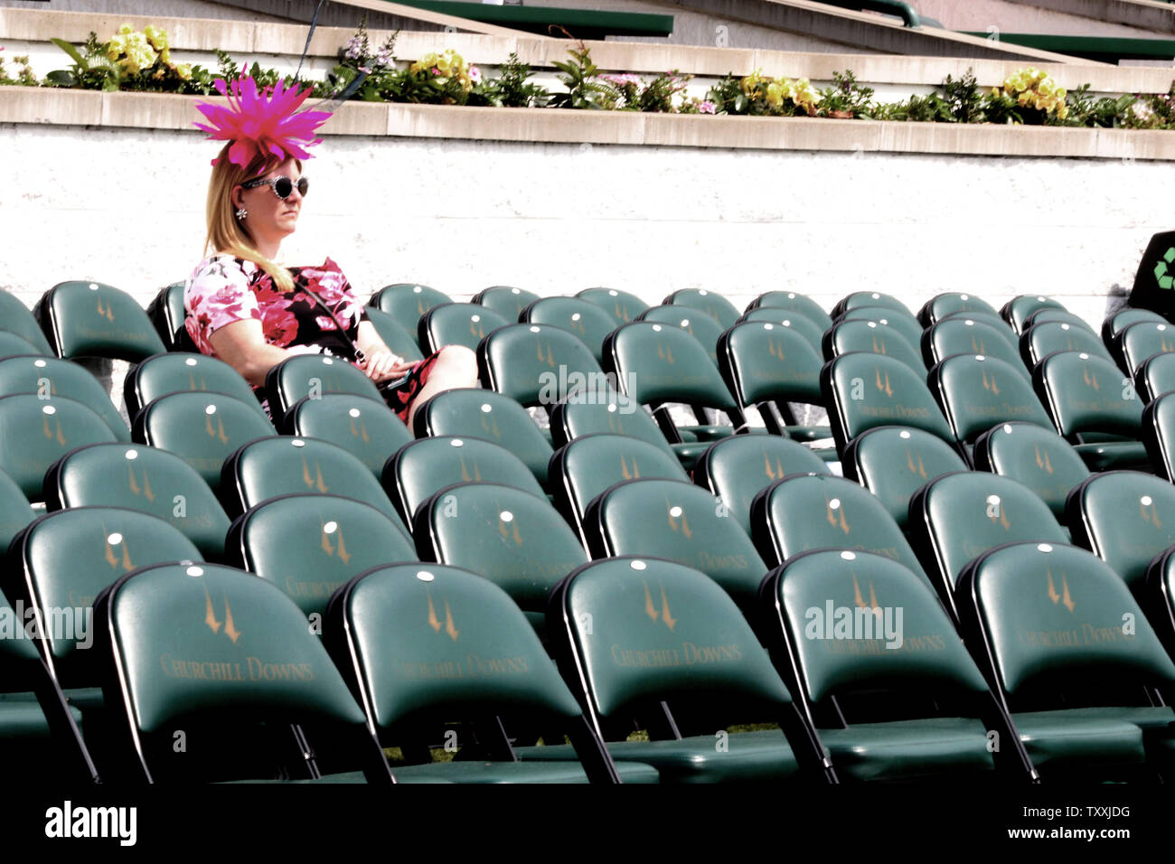 A Lone racing Fan genießt die Ruhe und zwei Tage vor dem 145. Läuft der Kentucky Derby an Churchill Downs Rennbahn in Louisville, Kentucky, am Donnerstag, den 2. Mai 2019. Foto von Mark Abraham/UPI Stockfoto