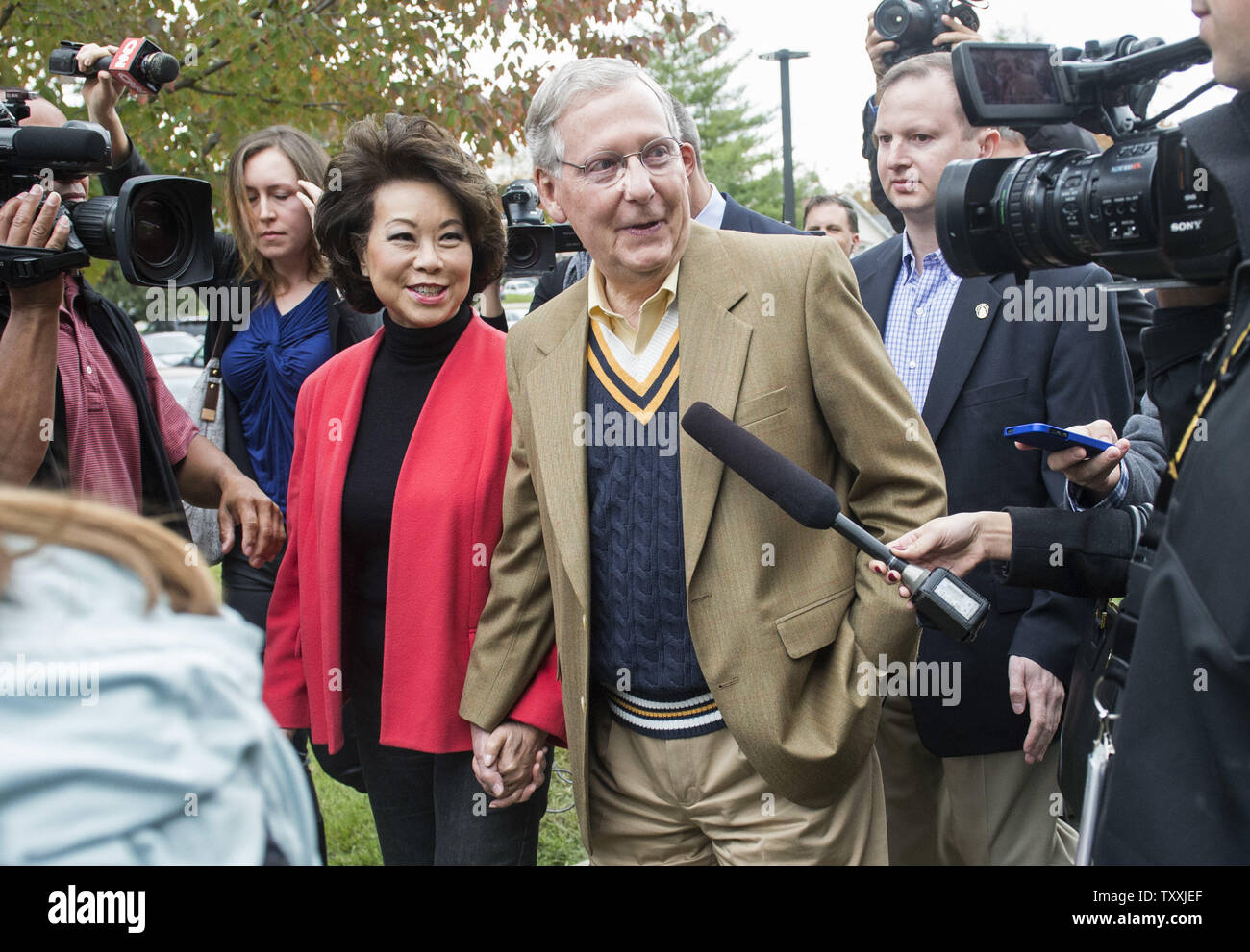 Senat Minderheit Führer Mitch McConnell, R-KY, und seine Frau Elaine Chao verlassen nach der Abstimmung in Louisville, Kentucky am 4. November 2014. UPI/Kevin Dietsch Stockfoto