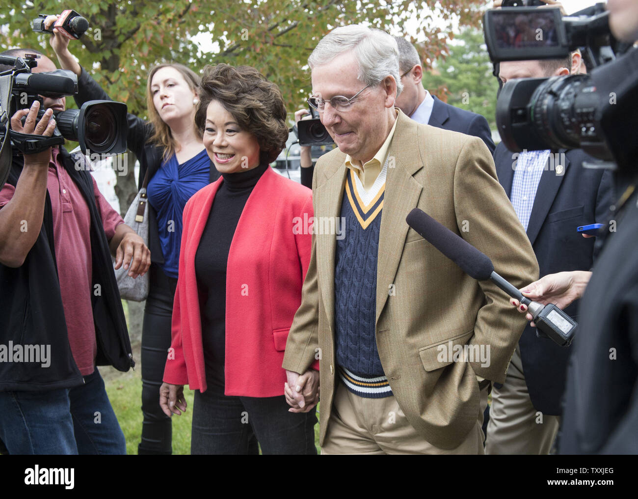 Senat Minderheit Führer Mitch McConnell, R-KY, und seine Frau Elaine Chao verlassen nach der Abstimmung in Louisville, Kentucky am 4. November 2014. UPI/Kevin Dietsch Stockfoto