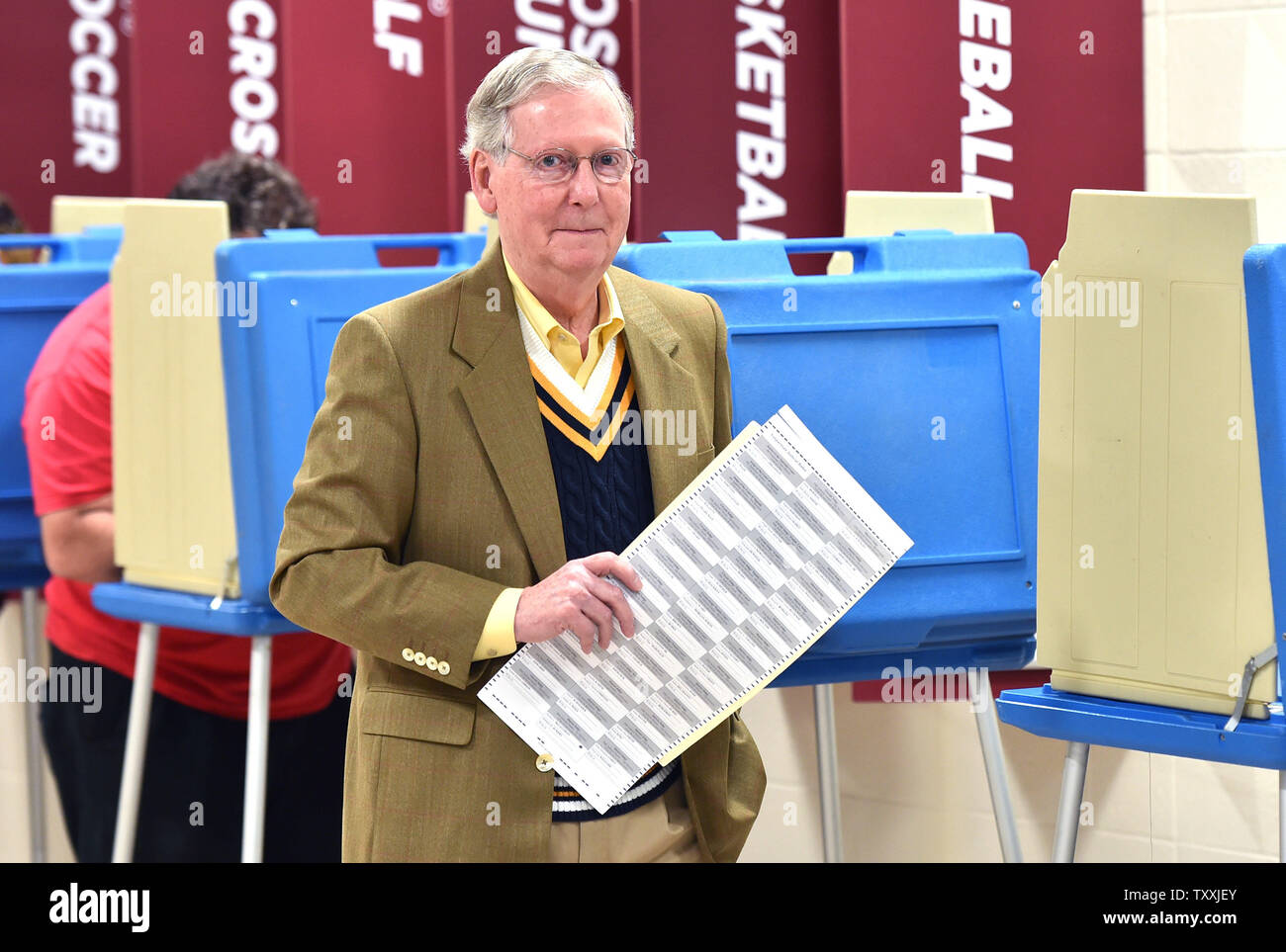 Senat Minderheit Führer Mitch McConnell, R-Ky, bereitet seine Abstimmung am Wahltag an der Bellarmine Universität in Louisville, Kentucky am 4. November 2014 zu werfen. UPI/Kevin Dietsch Stockfoto