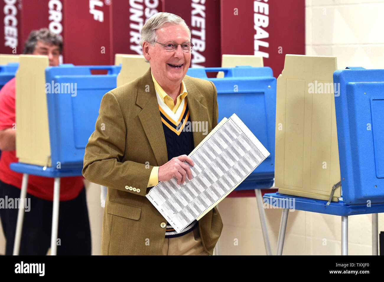 Senat Minderheit Führer Mitch McConnell, R-Ky, bereitet seine Abstimmung am Wahltag an der Bellarmine Universität in Louisville, Kentucky am 4. November 2014 zu werfen. UPI/Kevin Dietsch Stockfoto