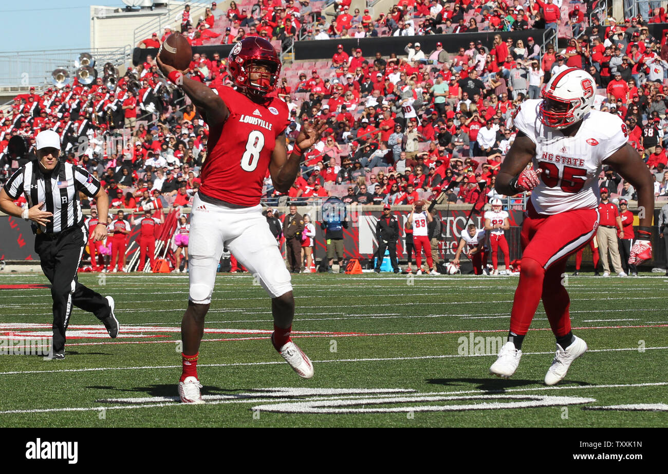 Louisville Cardinals quarterback Lamar Jackson (8) wirft unter dem Druck der NC Zustand Tyrone Riley (95) in der zweiten Hälfte des Spiels an Papa John's Cardinal-Stadion Oktober 22, 2016 in der Churchill Downs in Louisville, Kentucky. Foto von John Sommers II/UPI Stockfoto