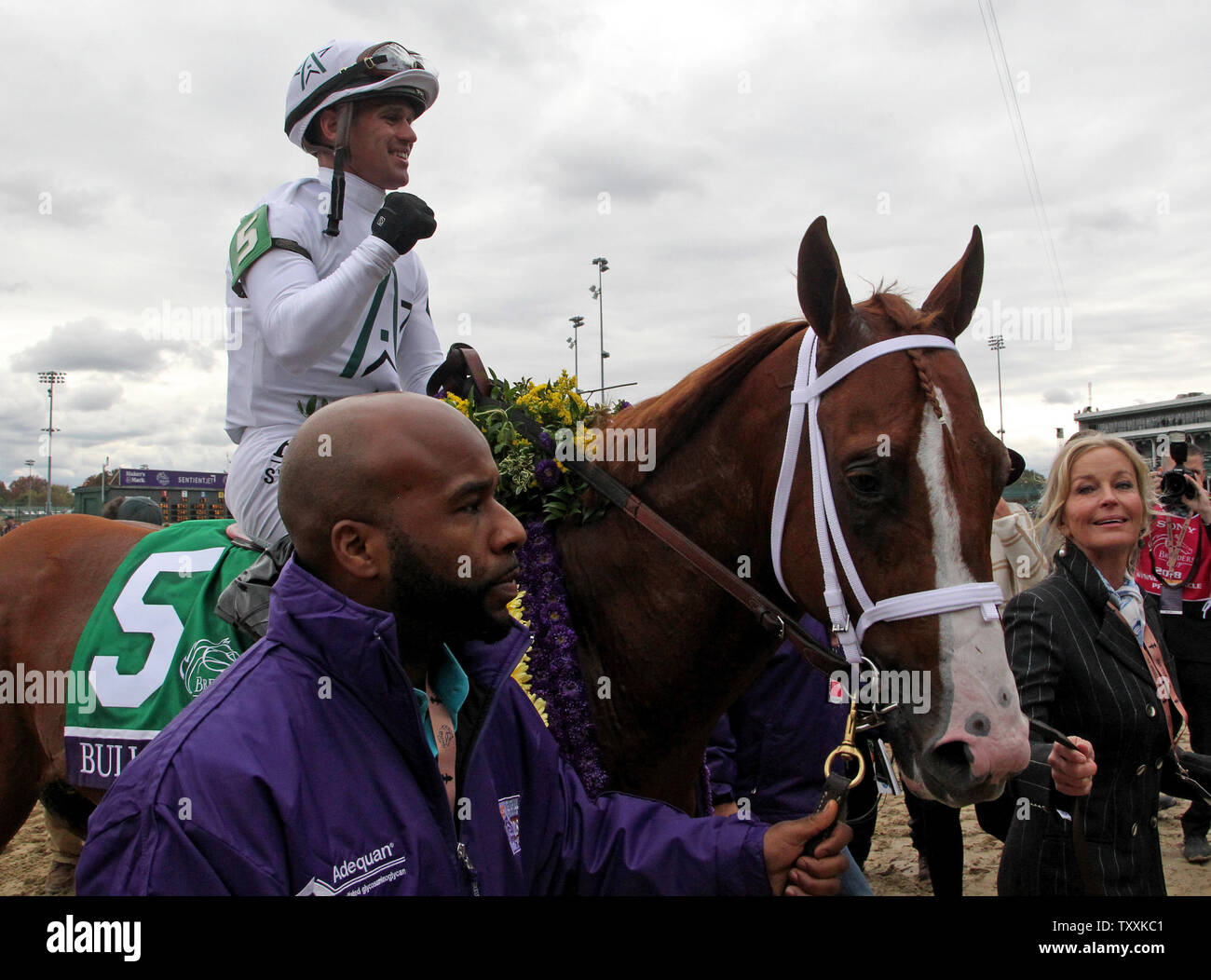 Jockey Javier Castellano feiert nach dem Reiten Bulletin zum Sieg in der juvenilen Rasen Sprint im Breeders' Cup 2018 Churchill Downs in Louisville, Kentucky, November 2, 2018. Foto von John Sommers II/UPI Stockfoto