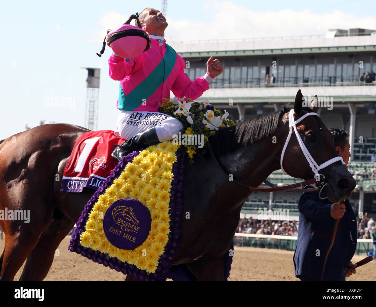 Jockey Javier Castellano Feiern nach dem Reiten Stadt des Lichts zum Sieg im Breeders' Cup 2018 Schmutz Meile in der Churchill Downs in Louisville, Kentucky, November 3, 2018. Foto von John Sommers II/UPI Stockfoto