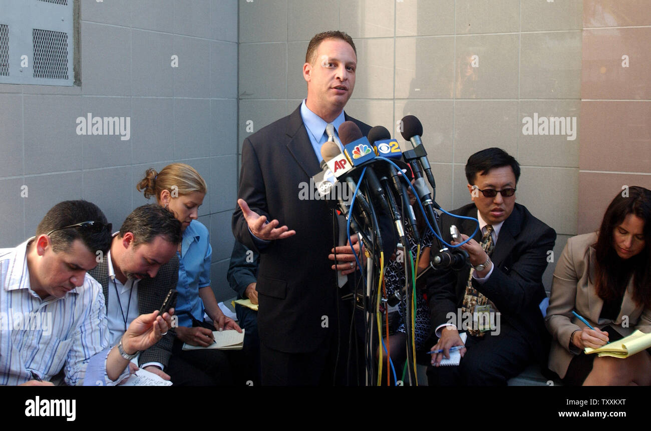 Rechtsanwalt Eric Dubin, Vertreter der Kinder von Bonny Lee Bakley, spricht mit Reportern auf einer Pressekonferenz am Freitag, 18. November 2005, nach Schauspieler Robert Blake war verantwortlich für den Tod von Bakley, außerhalb der Los Angeles Superior courthouse in Burbank, Kalifornien. Die Jury bestellt Blake ihre Familie 30 Millionen $ Schadensersatz zu zahlen. (UPI Foto/Michael Tweed) Stockfoto