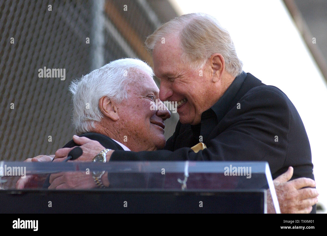 Schauspieler Wayne Rogers ist umarmt von Entertainer Merv Griffin als Rogers erhält einen Stern auf dem Hollywood Walk of Fame, Dienstag, 13 Dezember, 2005 in Hollwood Abschnitt von Los Angeles. (UPI Foto/Michael Tweed) Stockfoto